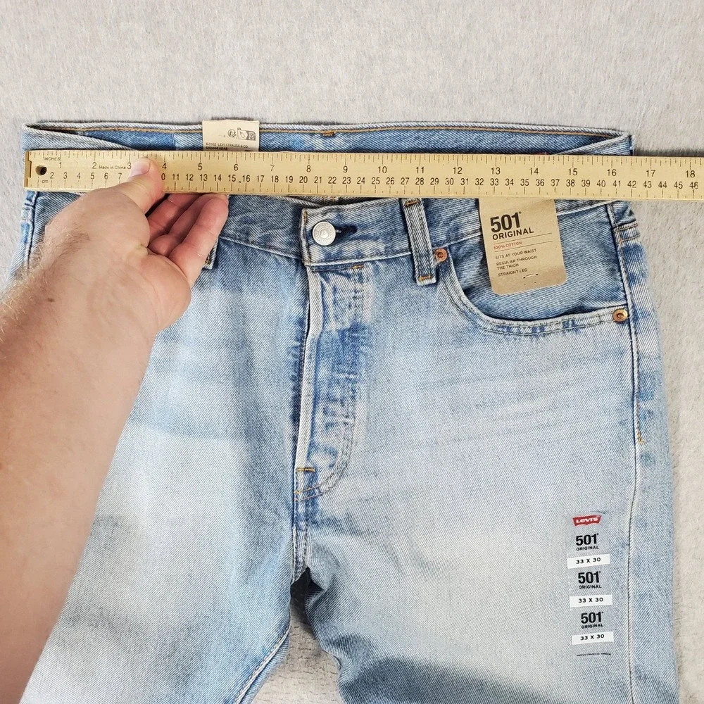 Levis 501 Original Fit Mens Jeans Light Wash Straight Leg Denim 33x30 NEW